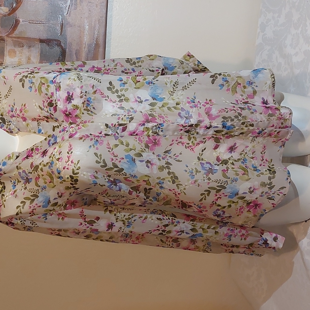 KUT from the Kloth floral blouse. Size SX. Pre-owned great condition.